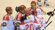 Českobudějovičtí hokejisté slaví gól Václava Prospala (zády uprostřed), vzadu přijíždí gratulovat Milan Michálek