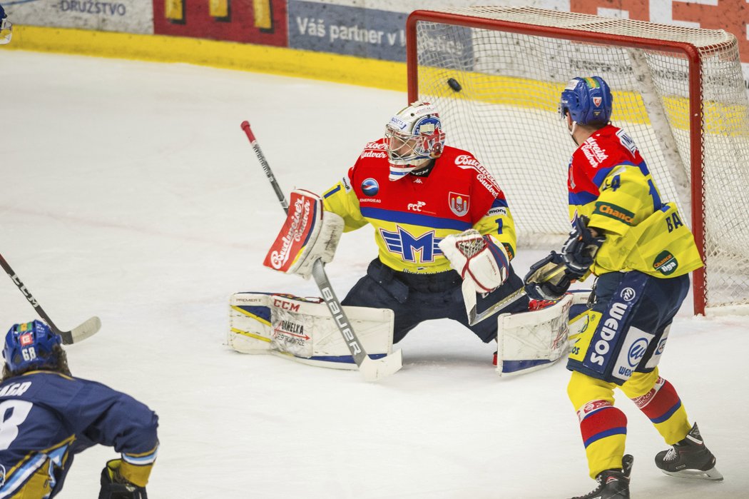 Jaromír Jágr z Kladna překonává budějovického brankáře Jana Strmeně