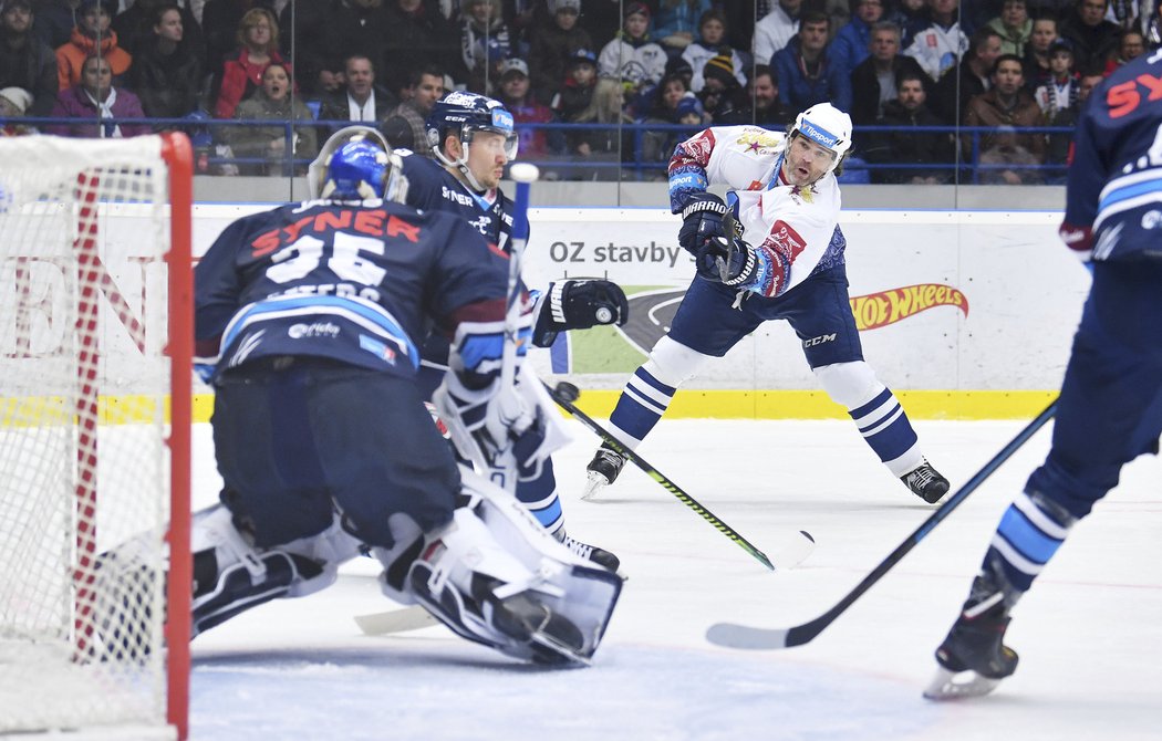 Jaromír Jágr střílí a za chvíli svou ránu do klece dorazí