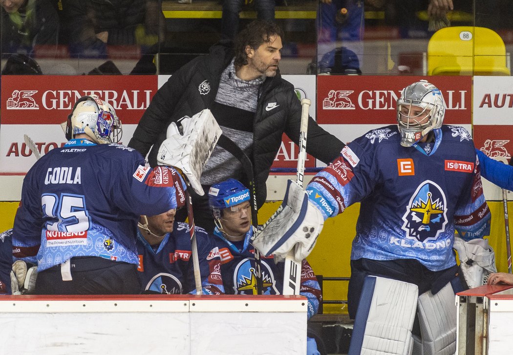 Jaromír Jágr dohlíží na střídání kladenských gólmanů