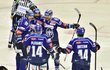 Hokejisté Kladna se radují z gólu v zápase proti Karlovým Varům