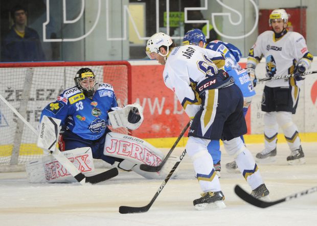 Martin Falter číhá na střelu Jaromíra Jágra Martin Falter číhá na střelu Jaromíra Jágra