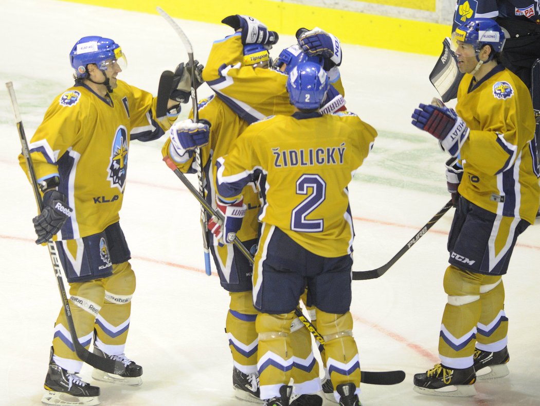 Hokejisté Kladna se radují z gólu v utkání s Libercem, které díky dvěma zásahům ve třetí třetině vyhráli 2:1
