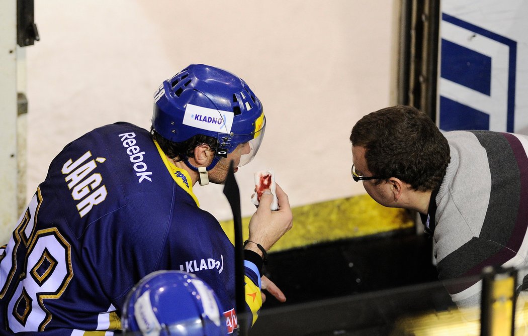 Jaromír Jágr si na střidačce otírá krvavé zranění po zákroku vysokou holí