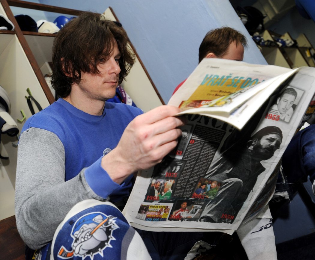 2008. Martin Procházka si čte noviny v kabině během play off