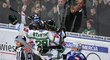 Hokejisté Mladé Boleslavi se radují z puku v brance kladenského brankáře Denise Godly.