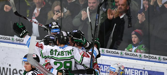 Hokejisté Mladé Boleslavi se radují z puku v brance kladenského brankáře Denise Godly.