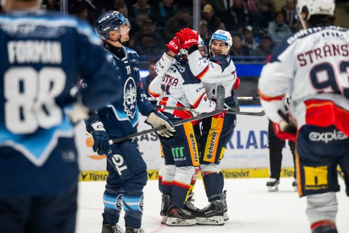 ONLINE: Pardubice mohou stáhnout ztrátu na Třinec. Kladno proti Spartě, Vary čelí Boleslavi ONLINE: Pardubice mohou stáhnout ztrátu na Třinec. Kladno proti Spartě, Vary čelí Boleslavi