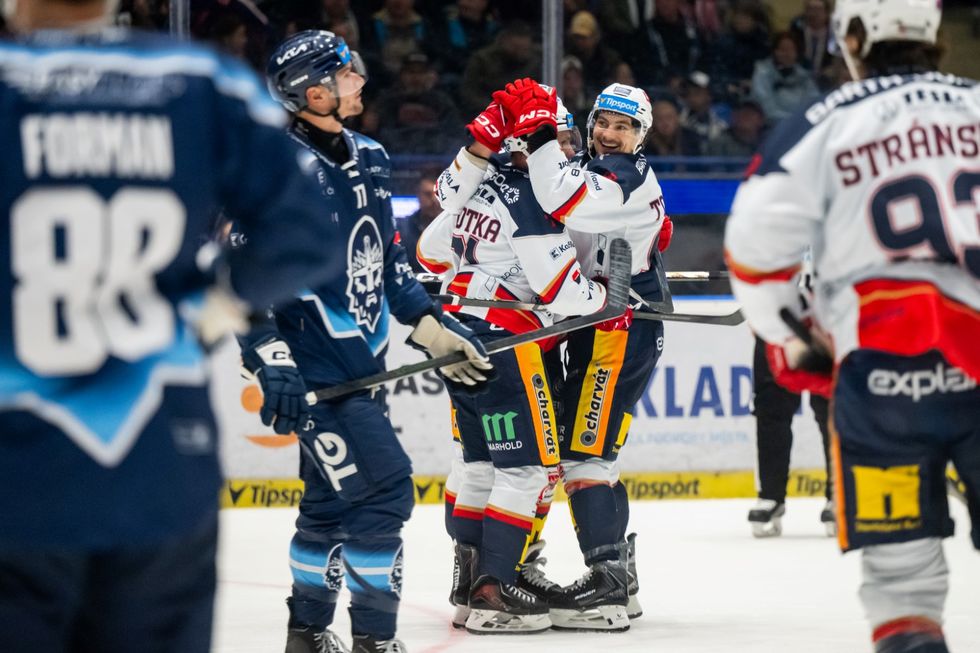 ONLINE: Pardubice mohou stáhnout ztrátu na Třinec. Kladno proti Spartě, Vary čelí Boleslavi ONLINE: Pardubice mohou stáhnout ztrátu na Třinec. Kladno proti Spartě, Vary čelí Boleslavi