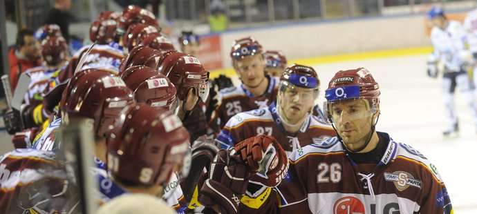 Gratulace sparťanské lavičky úspěšnému střelci Martinu Ručinskému