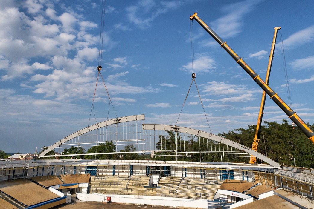 Kladenský zimní stadion, na němž hrají Rytíři Jaromíra Jágra, je již zcela bez střechy