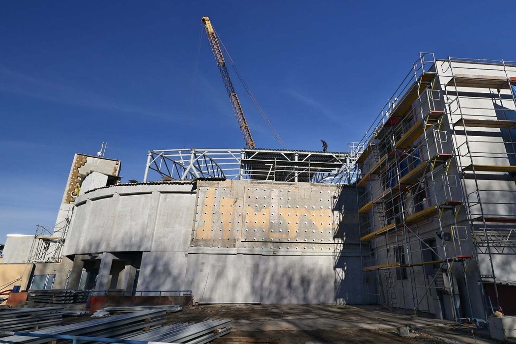 Střecha rozsáhle rekonstruovaného kladenského zimního stadionu už se pomalu rýsuje