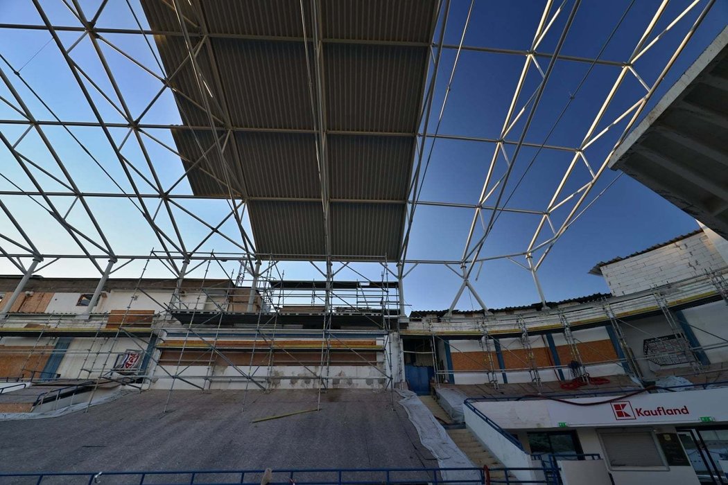 Střecha kladenského zimního stadionu už se pomalu zakrývá