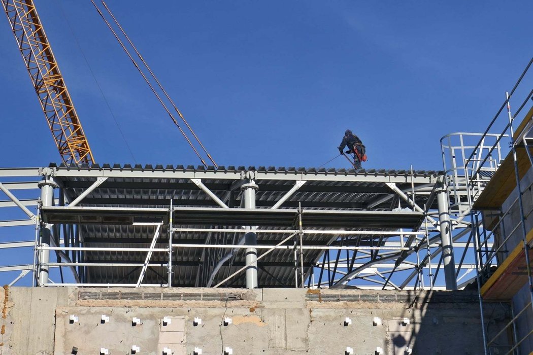 Střecha zimního stadionu kladenských Rytířů už se pomalu zakrývá