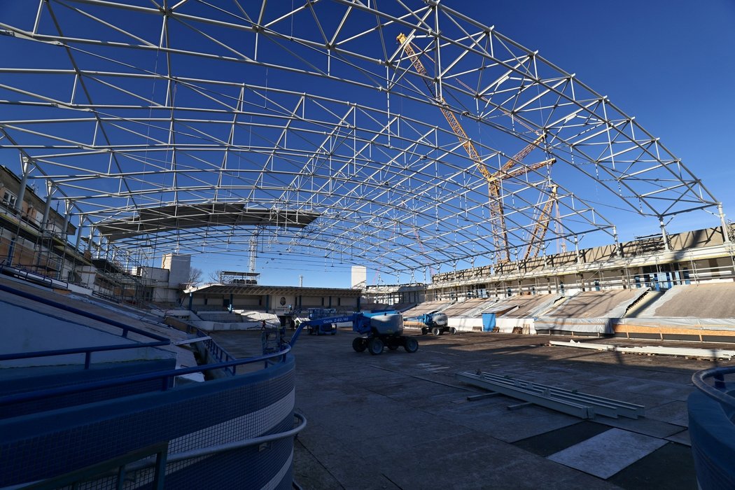 Pohled na kladenský zimní stadion, na kterém již pomalu zakrývají střechu