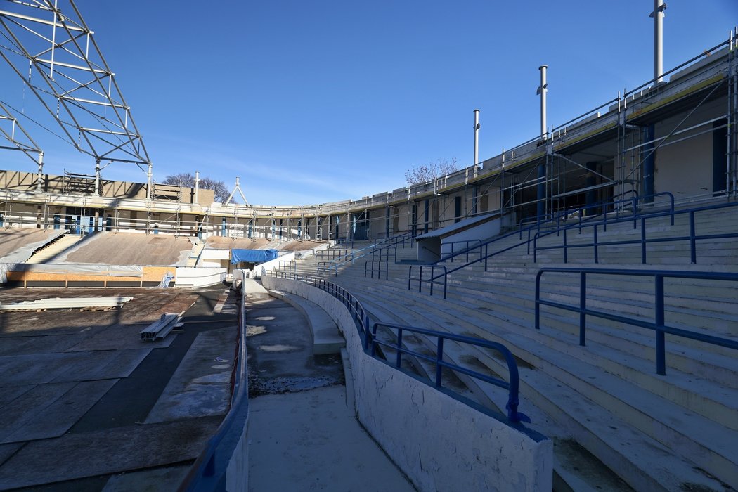 Pohled na prázdné ochozy rozsáhle rekonstruovaného kladenského zimního stadionu