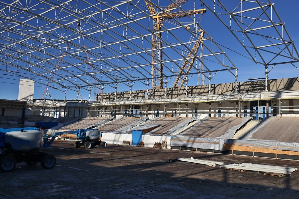 Střešní konstrukce kladenského ČEZ stadionu je již na místě