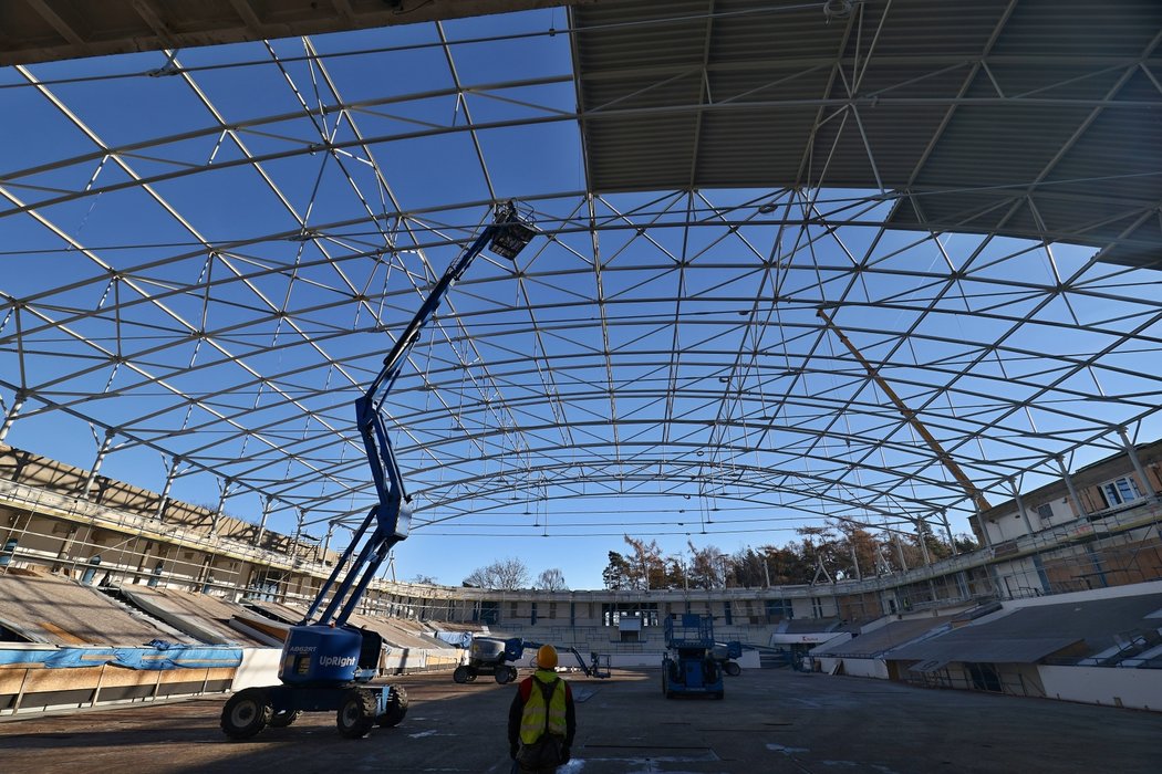 Práce na rozsáhle rekonstruovaném kladenském zimním stadionu se pomalu posouvají. Položená střešní konstrukce se již pomalu zakrývá