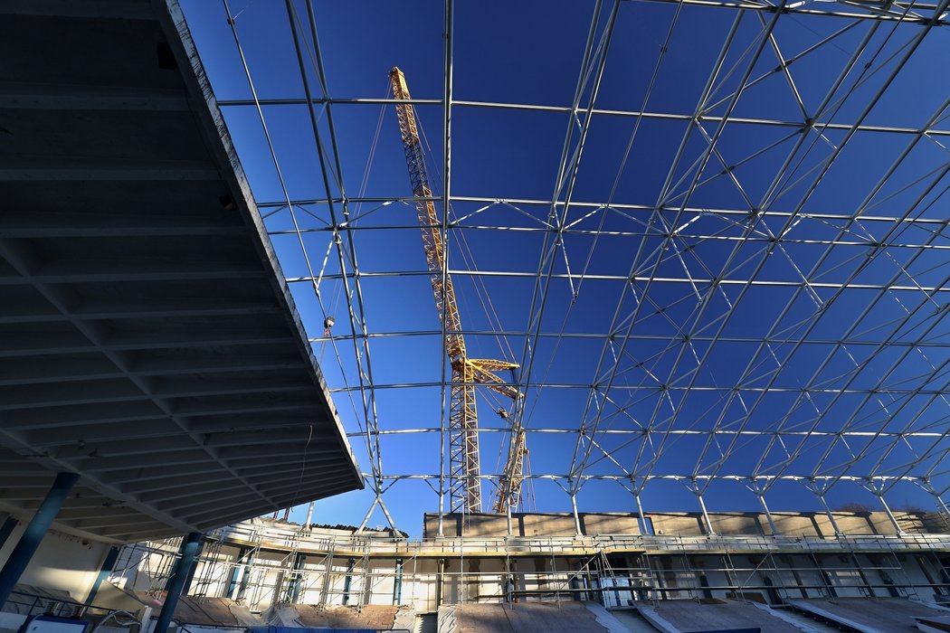 Nová střešní konstrukce kladenského zimního stadionu je již pevně položena