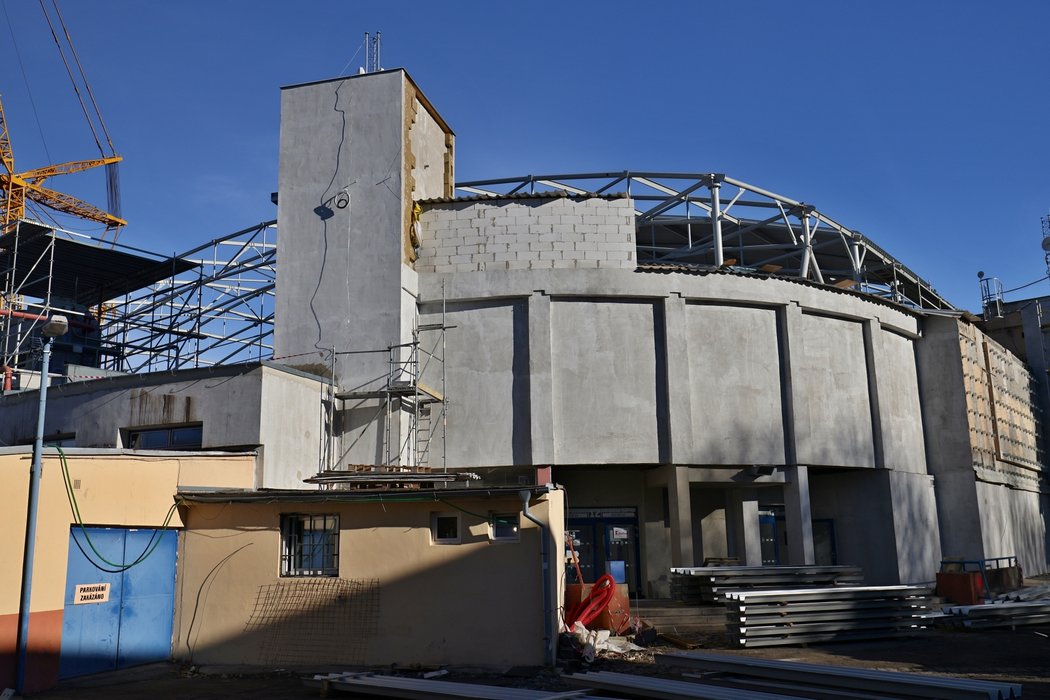 Pohled na rozsáhle rekonstruovaný zimní stadion v Kladně, kde už jsou pozvolna znát pokroky