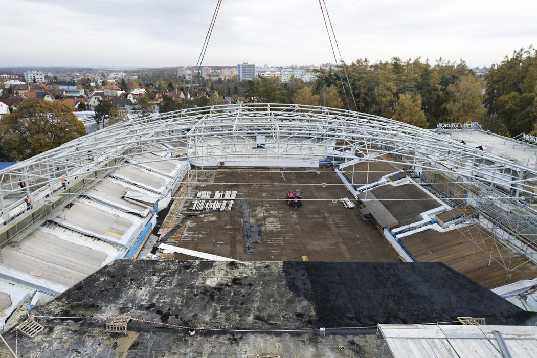 Rekonstruovaný kladenský zimní stadion těsně před položením nové střešní konstrukce