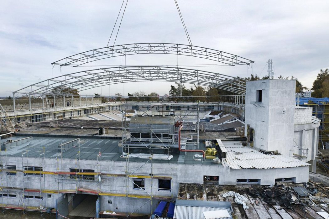 Na kladenský ČEZ stadion se právě pokládá střešní konstrukce