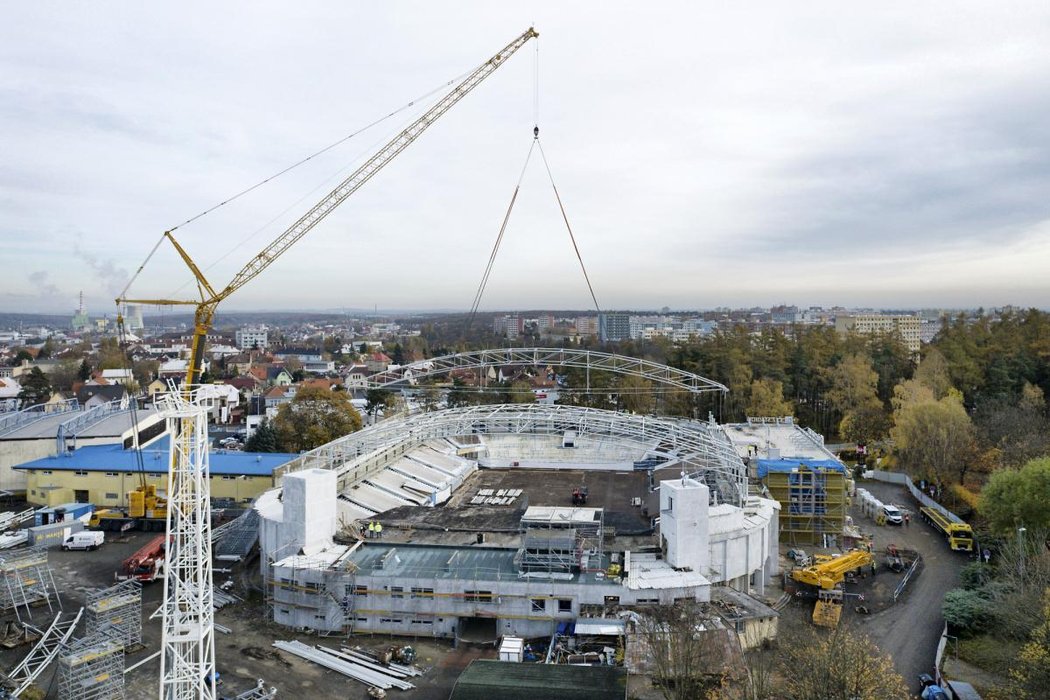 Věžový jeřáb pokládá střešní konstrukci na kladenský zimní stadion