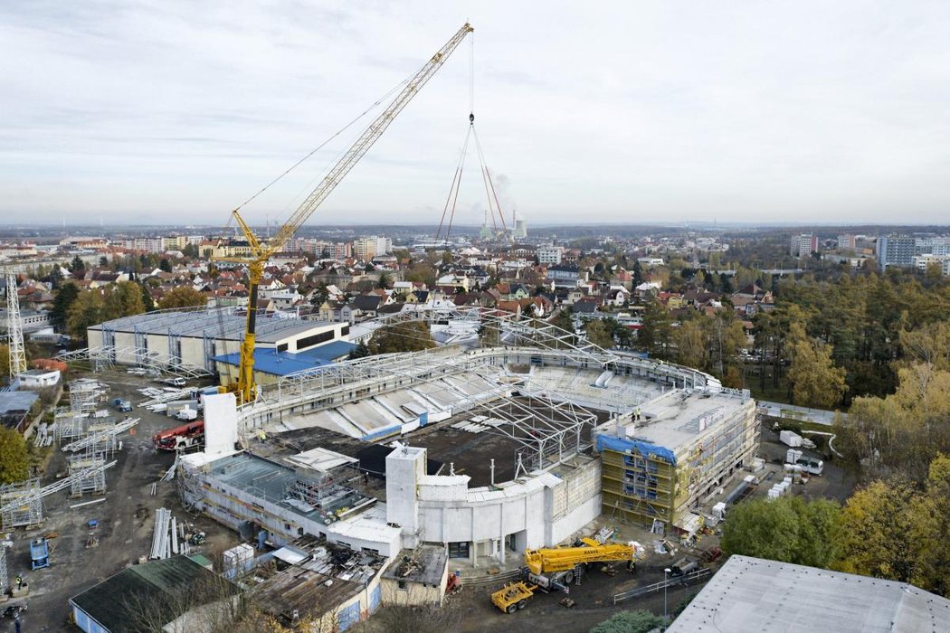 Pokládání nové střešní konstrukce na ČEZ stadion v Kladně