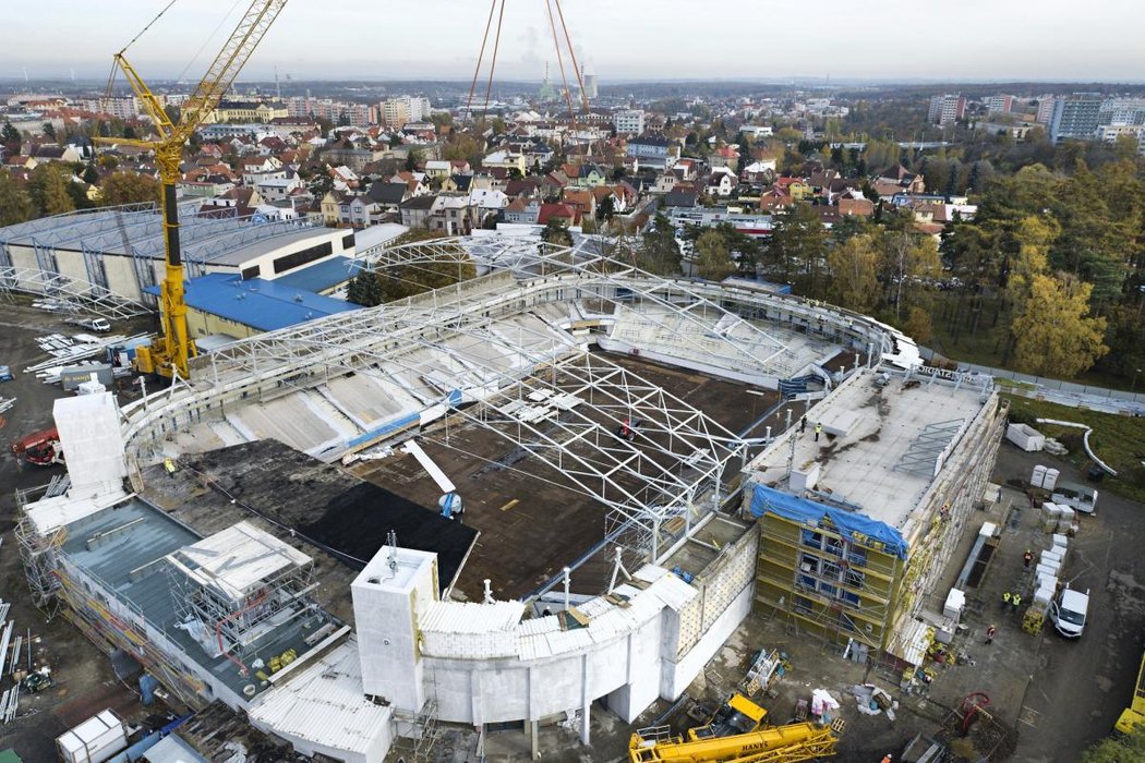 Rozsáhle rekonstruovaný zimní stadion v Kladně během pokládání nové střešní konstrukce