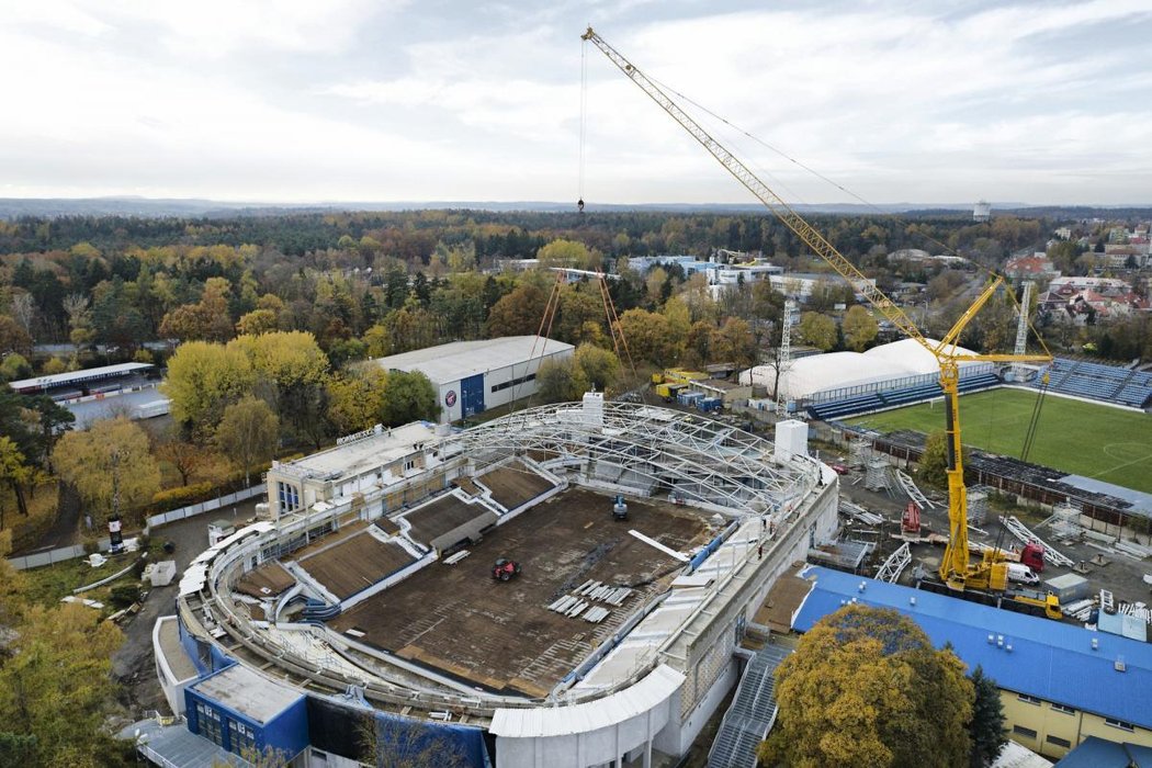 Na zimním stadionu kladenských hokejistů se dál usilovně pracuje