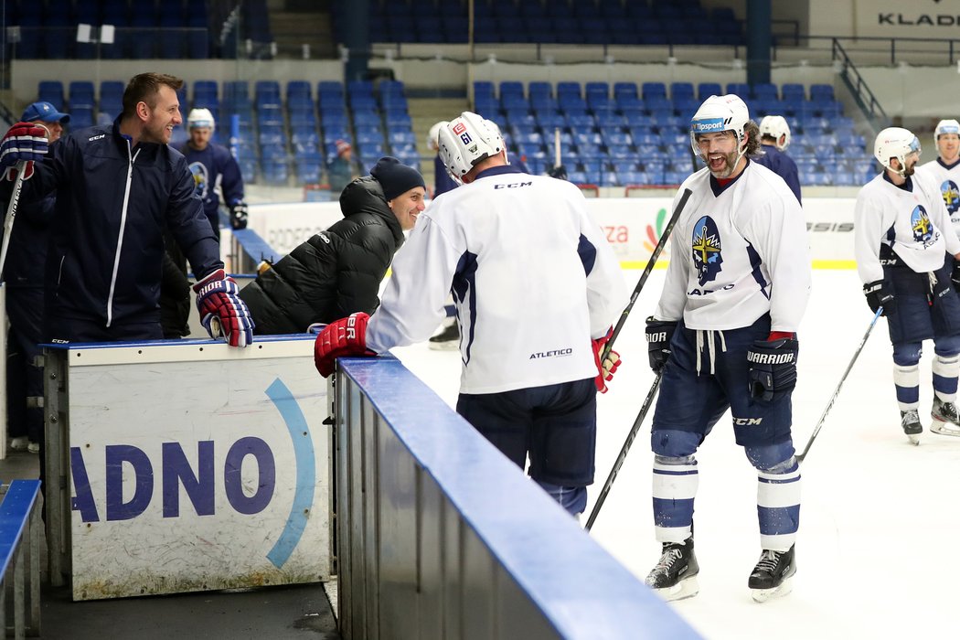 Jiří Tlustý už se v nové pozici objevil na tréninku Kladna, tady vtipkuje s Jaromírem Jágrem