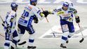Jiří Dopita (uprostřed) se raduje se spoluhráči z Komety Brno.
