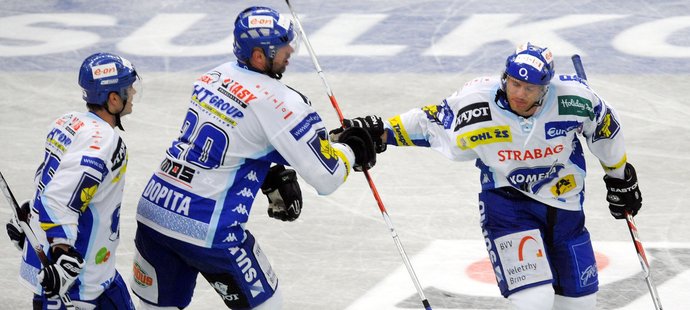 Hokejisté Komety Brno Jiří Dopita a Roman Erat (vpravo) se radují z gólu.