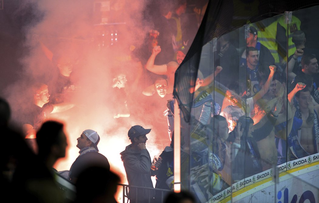 Fanoušci Komety zapálili na stadionu Mladé Boleslavi ohně
