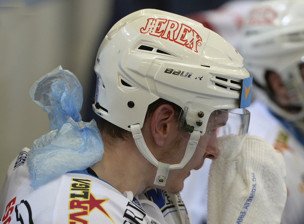 Otřesený Jakub Krejčík potřeboval malé ošetření, ale v utkání pokračoval