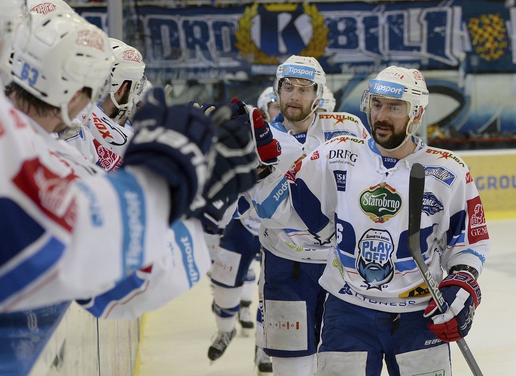 Brněnští hokejisté slaví jednu ze svých branek