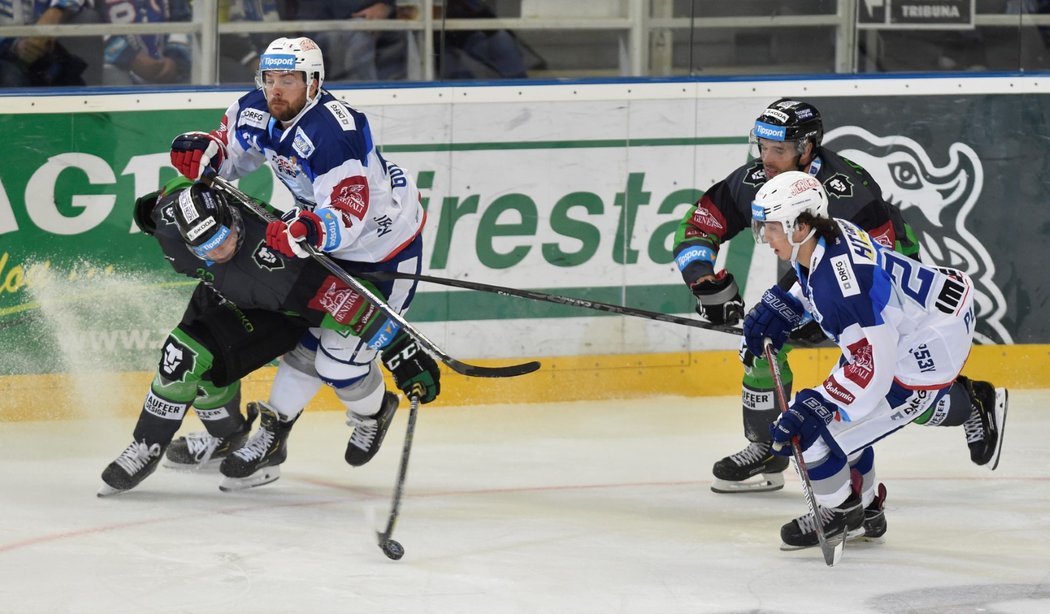 Boleslavský útočník Jakub Orsava se snaží udržet kotouč před dotírajícím obráncem Michalem Gulašim z Komety Brno