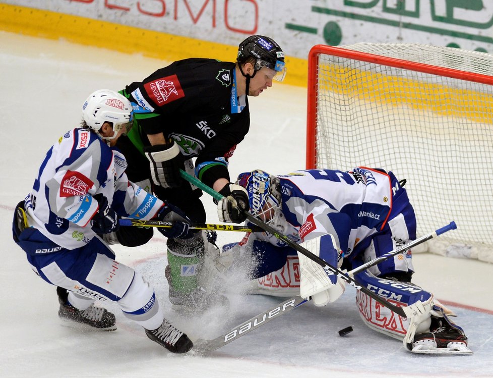 Martin Erat brání útočícího Tomáše Urbana z Mladé Boleslavi