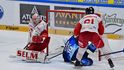 Adam Zbořil z Komety překonává olomouckého brankáře Matěje Machovského. Gól nakonec neplatil