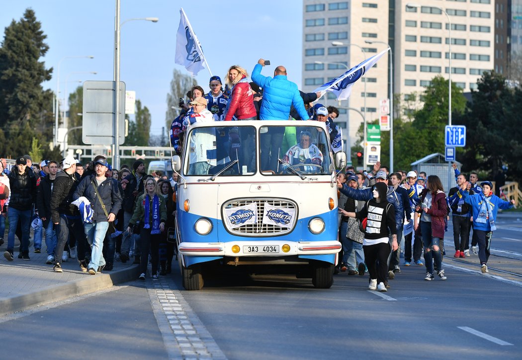 Hokeijstí Komety na speciálně upraveném autobusu triumfálně projeli Brnem