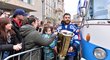 Hokejisté Komety dorazili na náměstí na oslavu s fanoušky historickým autobusem