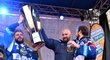 Boss hokejové Komety Libor Zábranský se raduje s pohárem pro mistry při oslavě s fanoušky