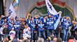 Hokejoví mistři z Komety slavili v sobotu titul s fanoušky na brněnském náměstí
