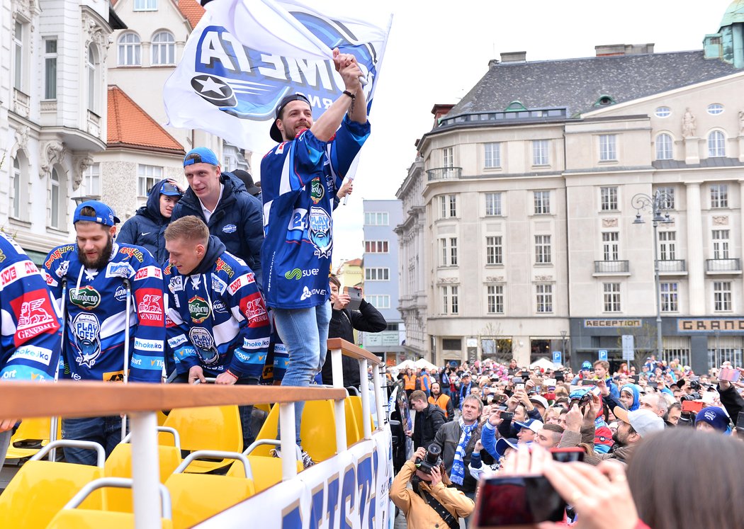 Tak nás tu máte! Hokejisté Komety dorazili na mistrovské oslavy na náměstí