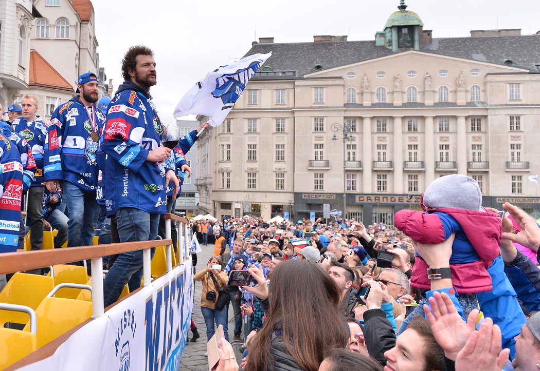 Hokejisté Komety slavili titul s fanoušky