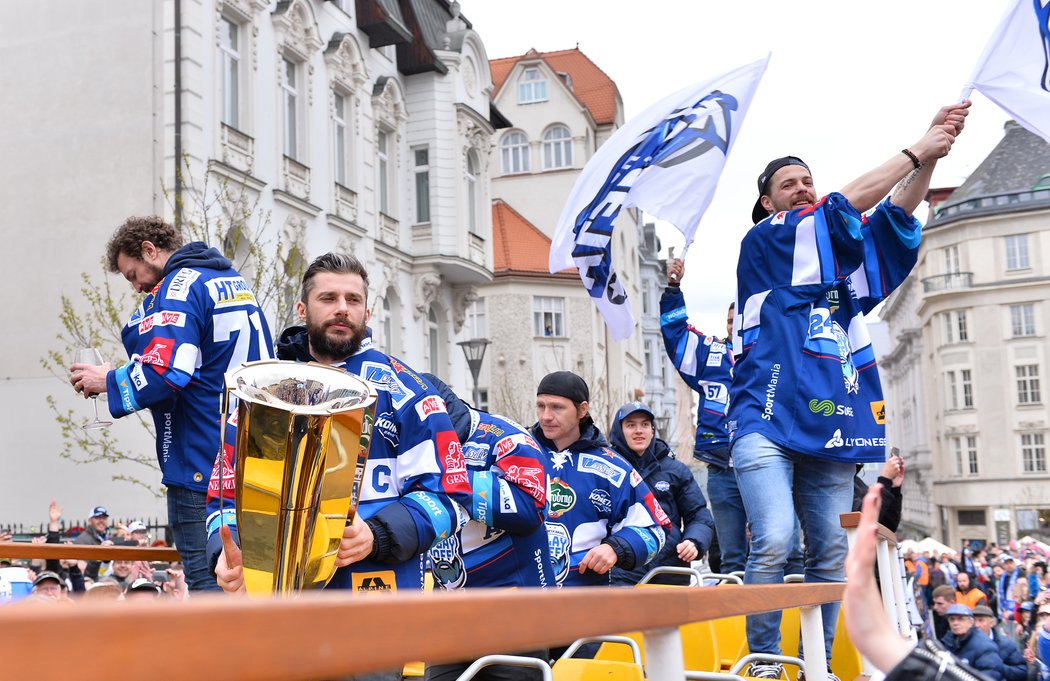 Hokejoví mistři z Komety dorazili za fanoušky na náměstí speciálně upraveným autobusem