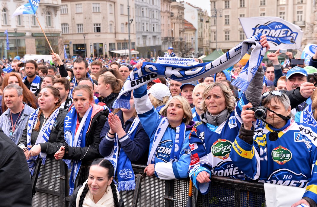 Tisíce fanoušků přišly slavit titul s hokejisty Komety