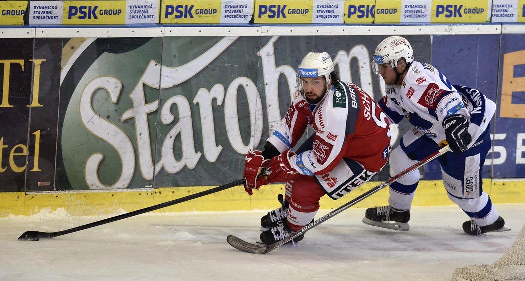 Nicholas Schaus brání kotouč před Vojtěchem Němcem