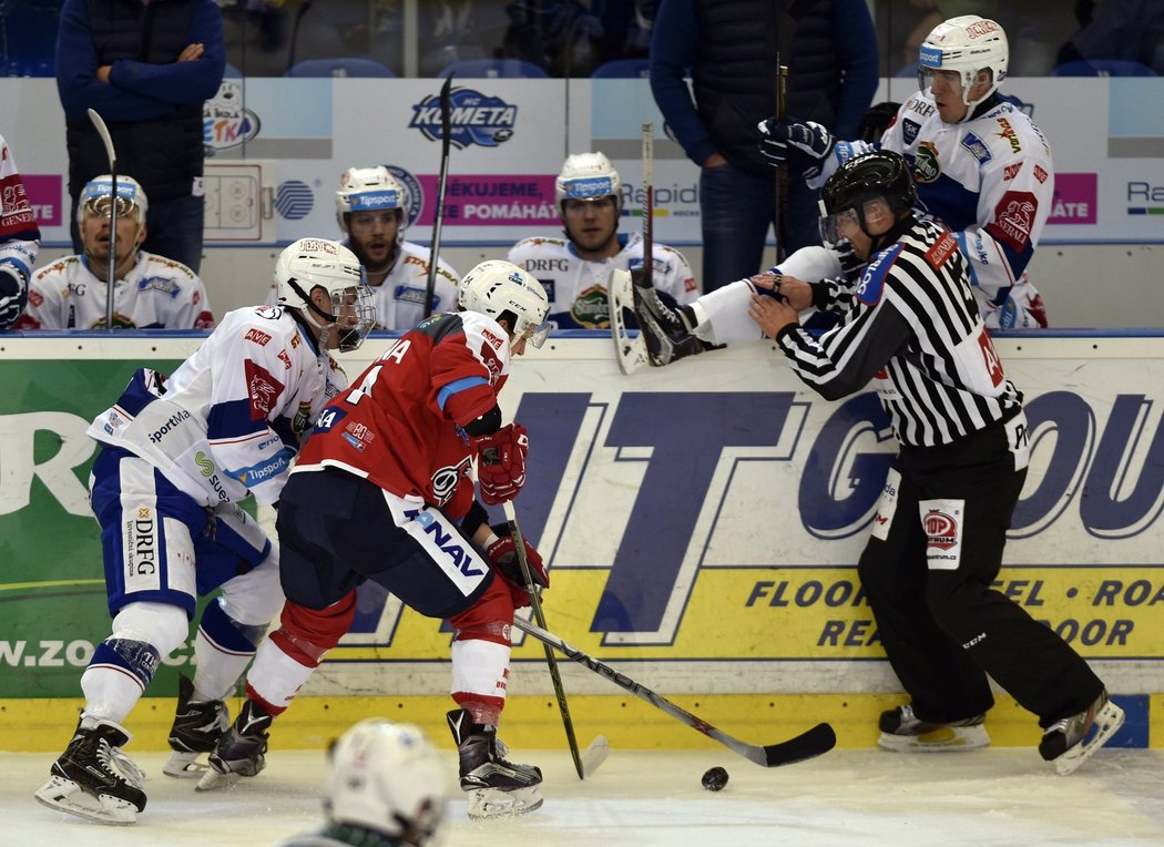 Zmatek před střídačkou Komety Brno