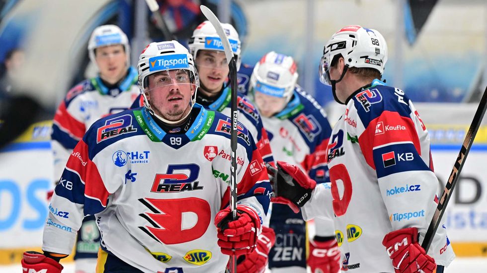 Pardubický Jan Mandát se raduje z gólu se svými spoluhráči v utkání proti Kometě Brno